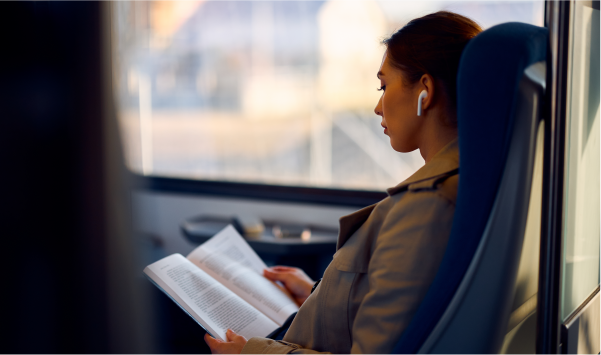 Passagère lisant un livre dans le train