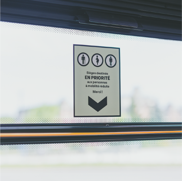 Affiche dans l’autobus indiquant que ces sièges sont réservés en priorité.