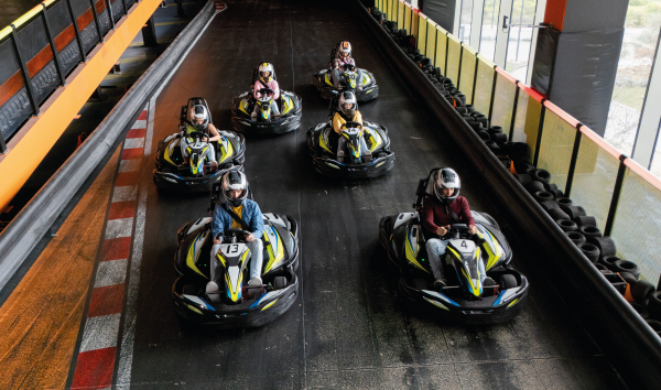 6 personnes en kart