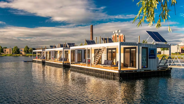 A floating room on Lac Saint-François