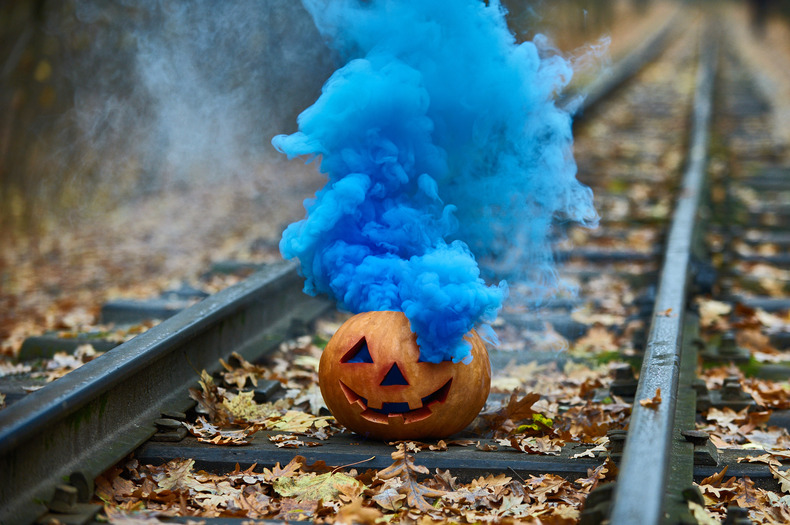 Citrouille sculptée avec de la fumée bleue qui sort de sa tête.