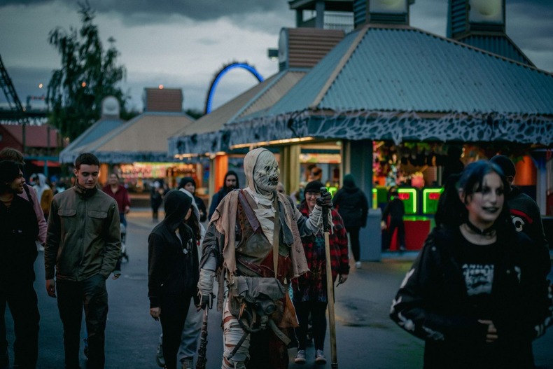 Des gens costumés en monstres dans les rues de La Ronde.