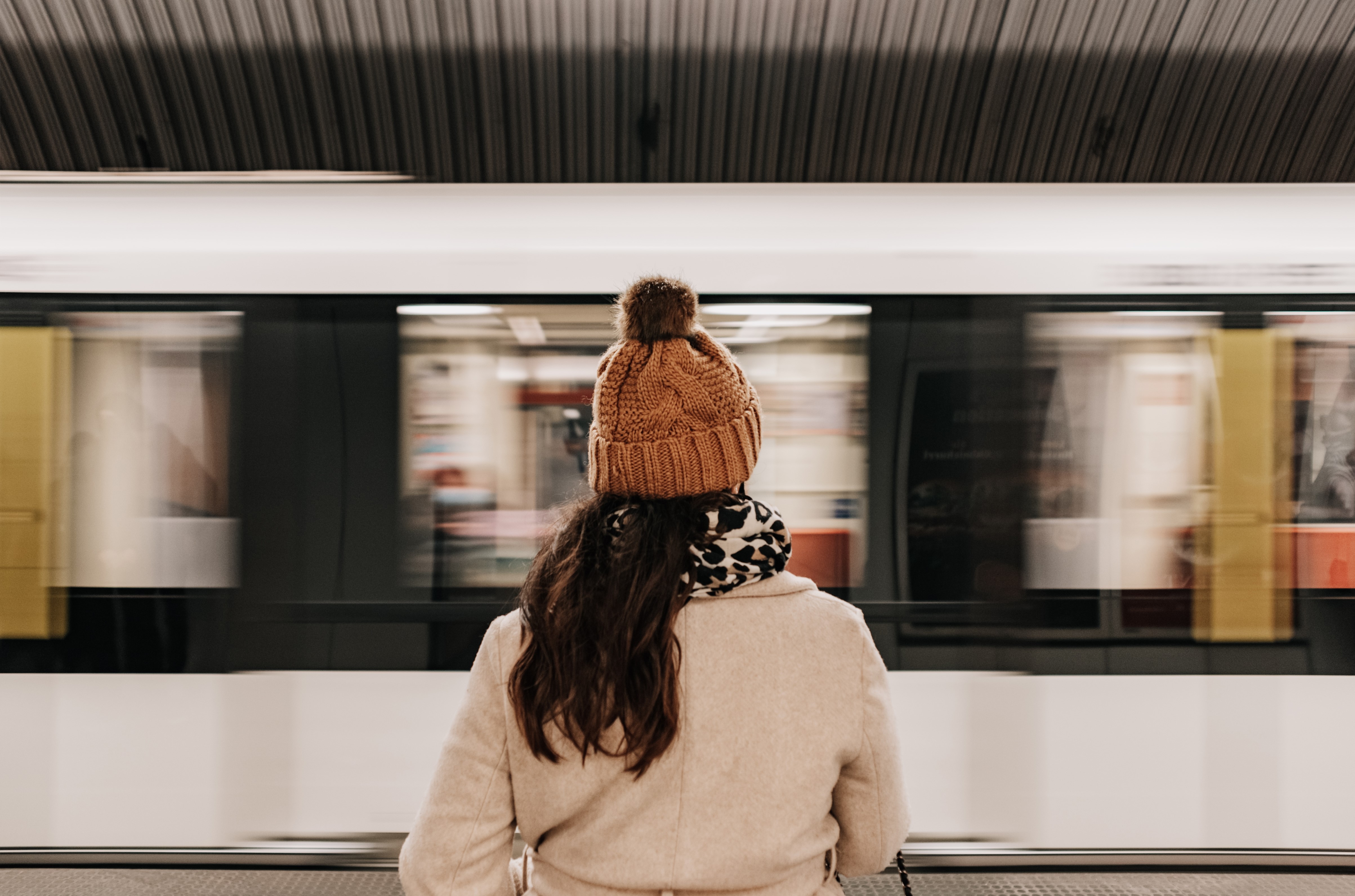 Femme habillée chaudement qui s’apprête à monter dans le train