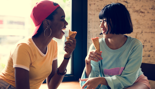 Femmes mangeant un cornet de crème glacée