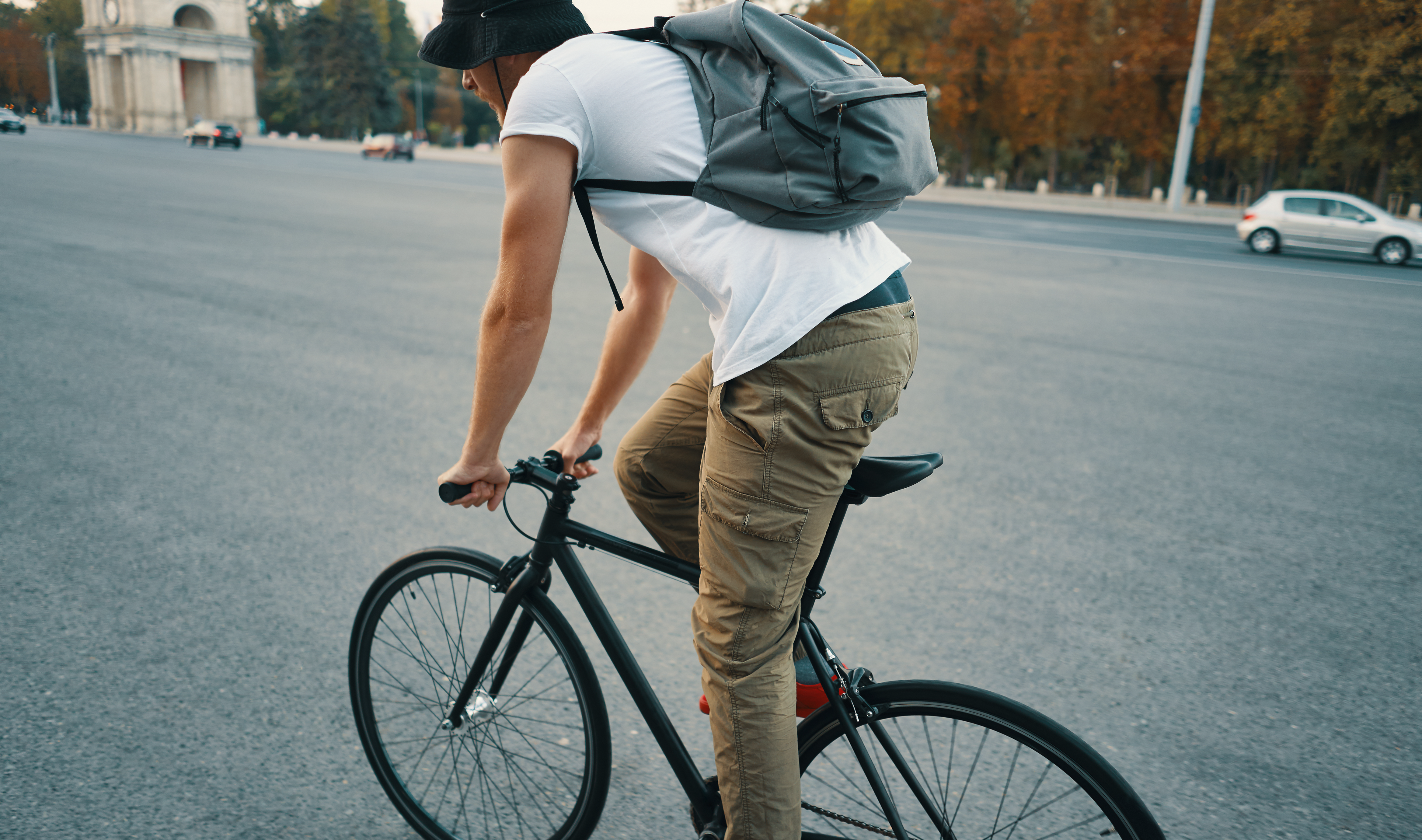 Jeune homme en vélo