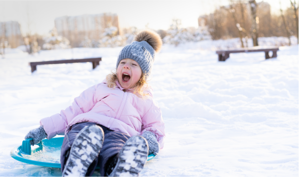 Enfant qui glisse sur une soucoupe