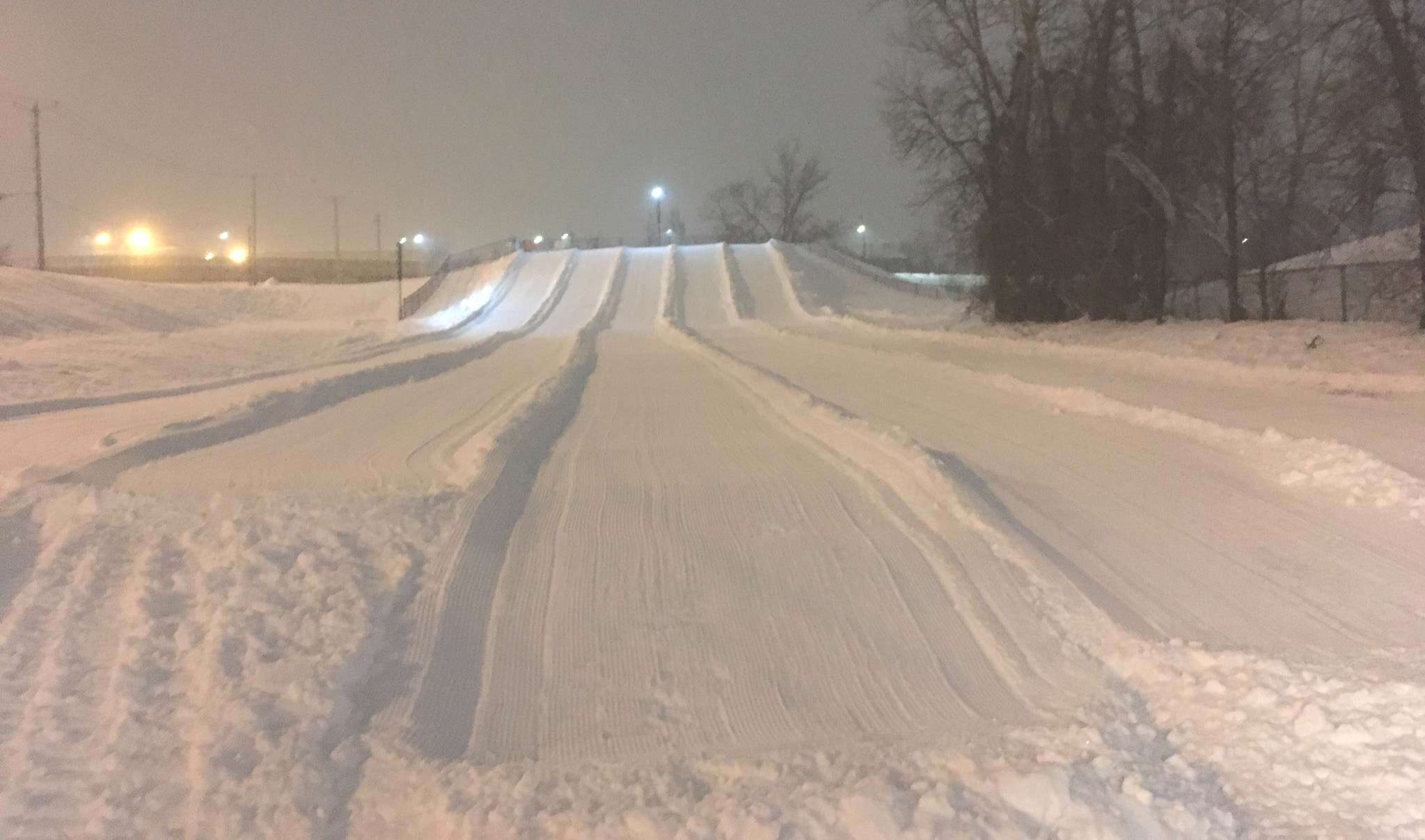 Les glissades sur neige du parc de Cherbourg à Candiac