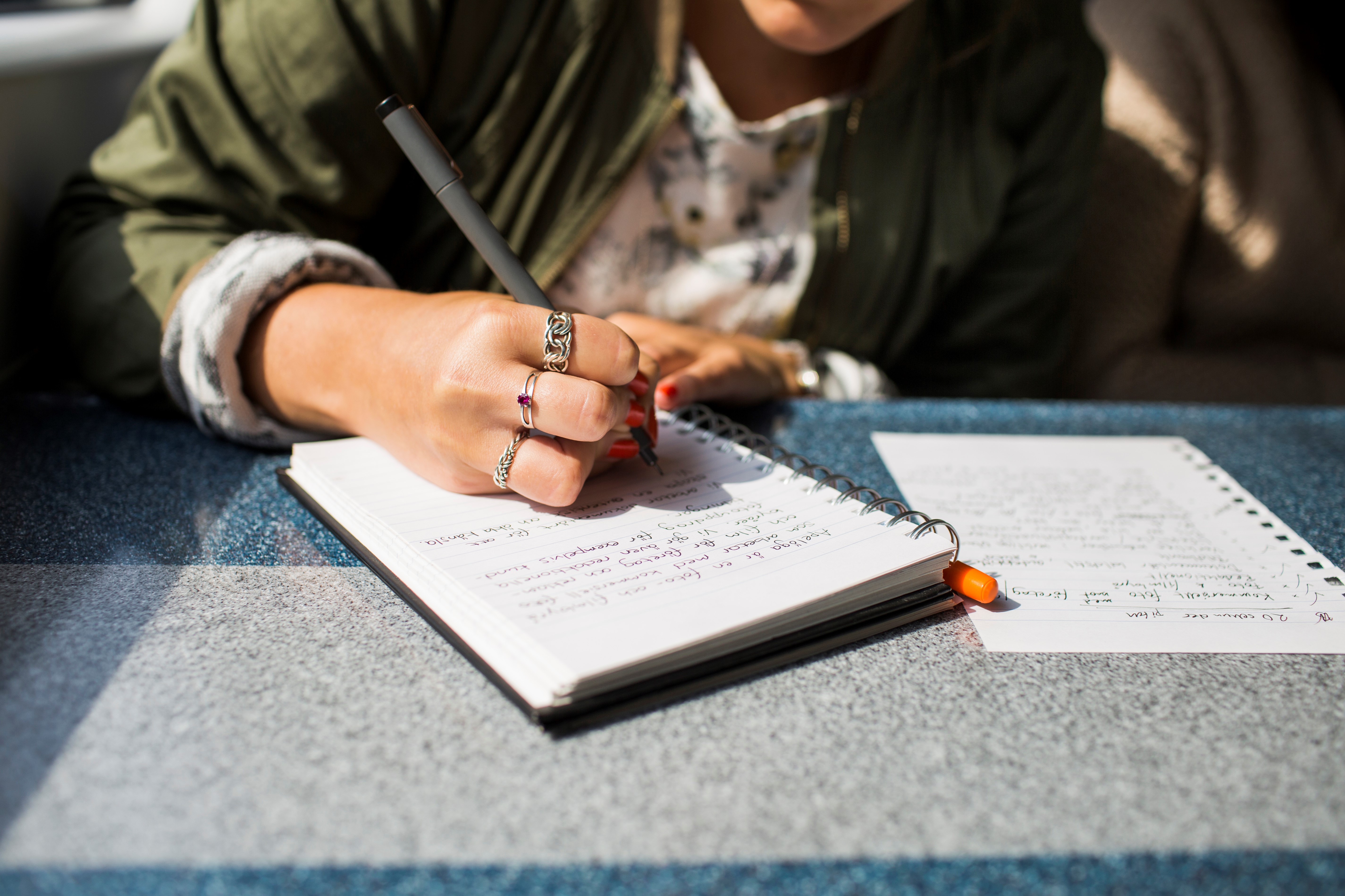 Jeune femme qui prend des notes dans son carnet