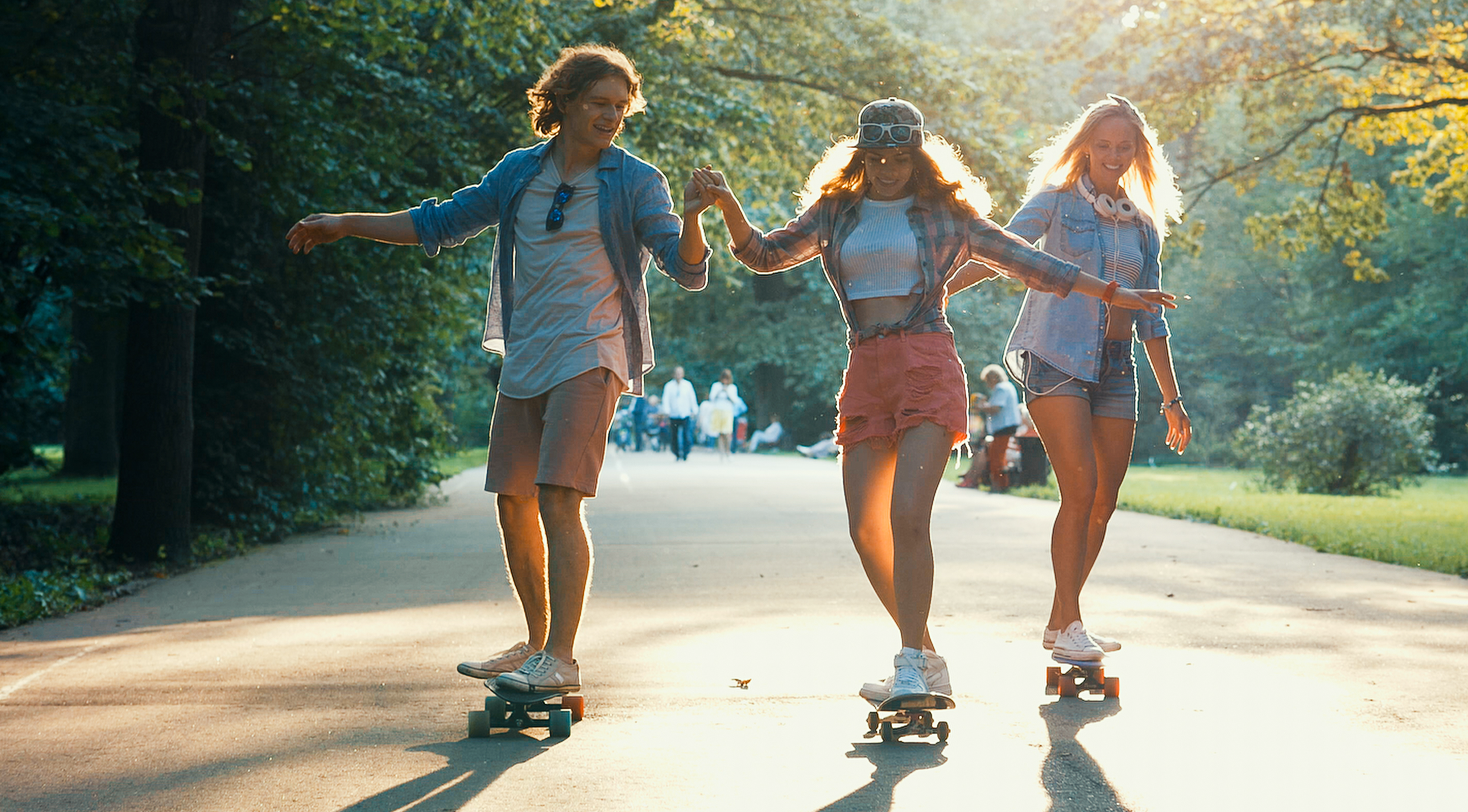 Jeunes femmes en skateboard
