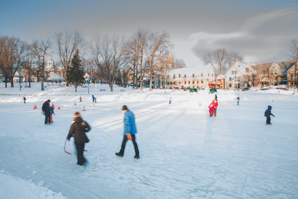 Patineurs sur la glace de l’étang le jour