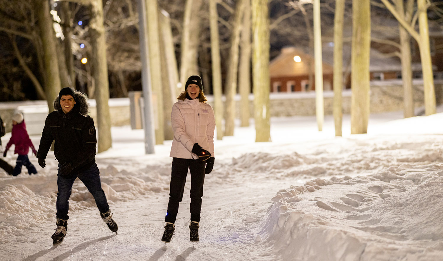 Des patineurs s’amusent sur le sentier du Manoir Globensky la nuit