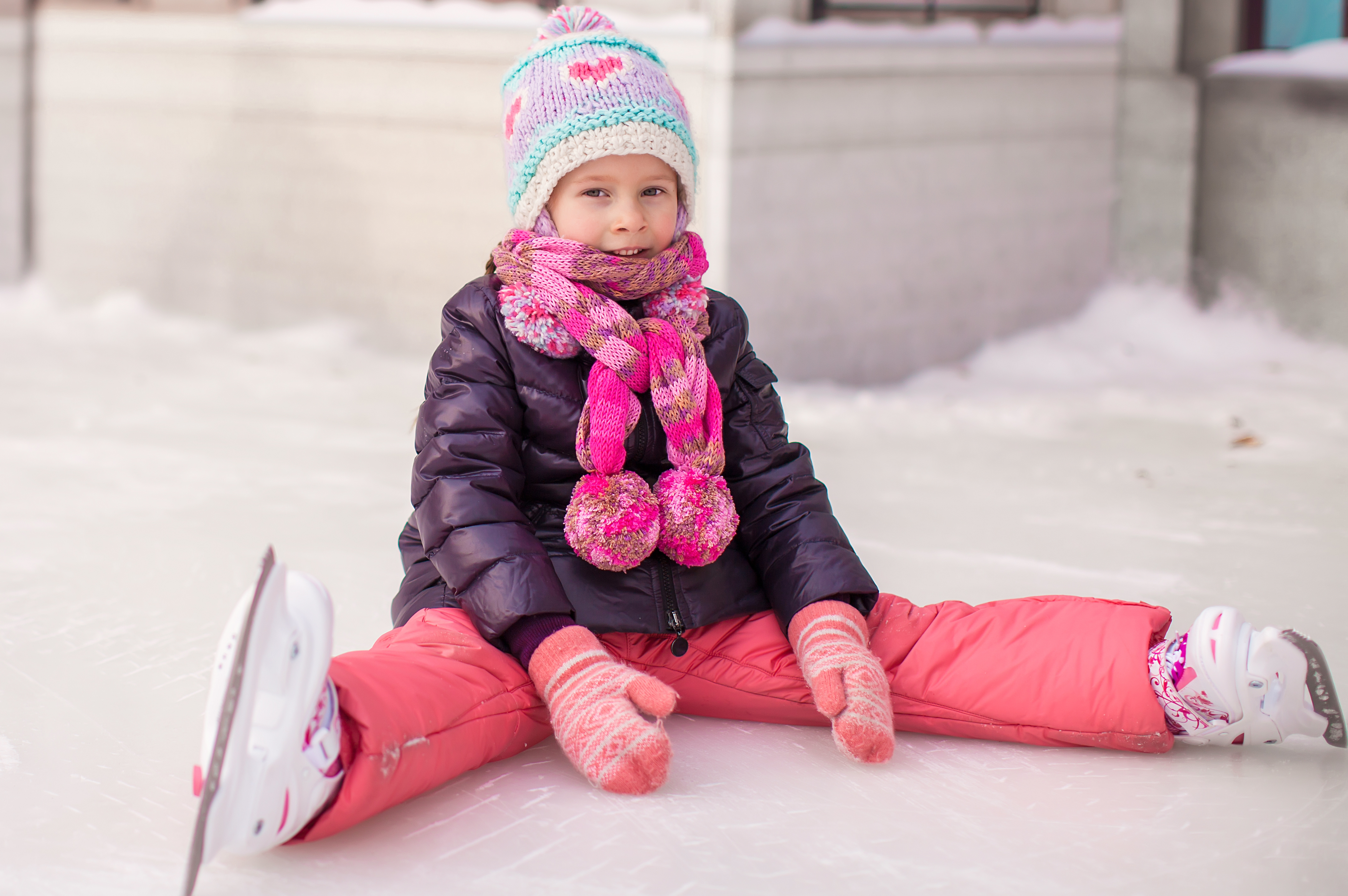 Petite fille qui est tombée sur la glace de la patinoire