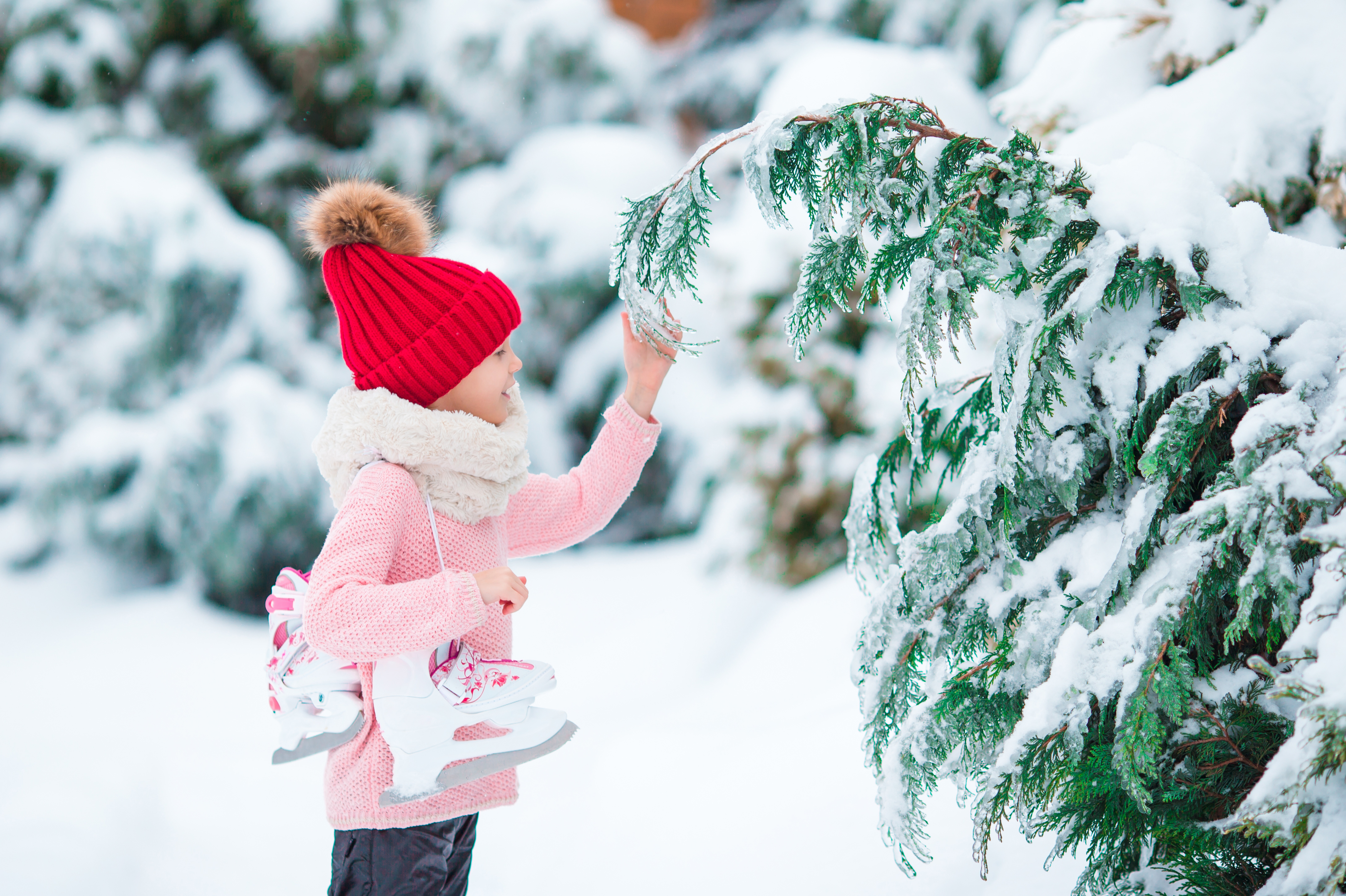 Petite fille à l’extérieur avec ses patins