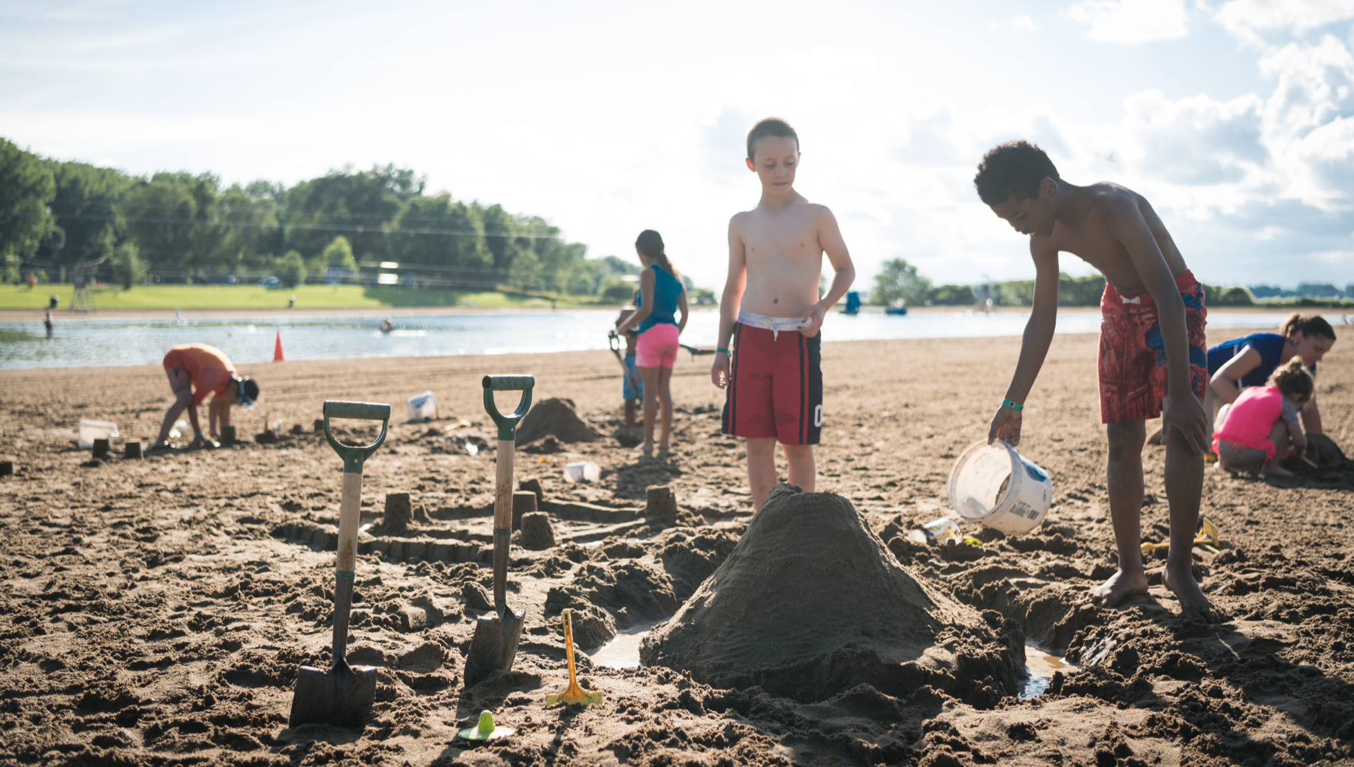 Enfants jouant dans le sable à la plage du Récré-O-Parc