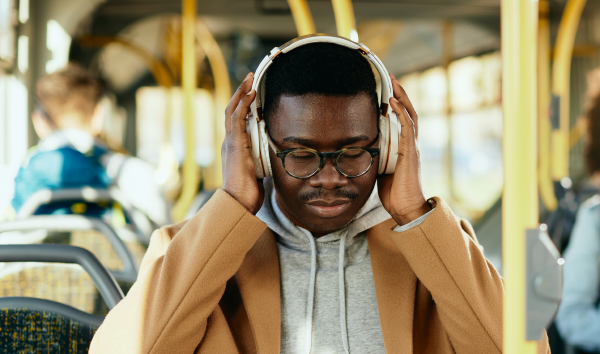 Homme écoutant de la musique dans l’autobus