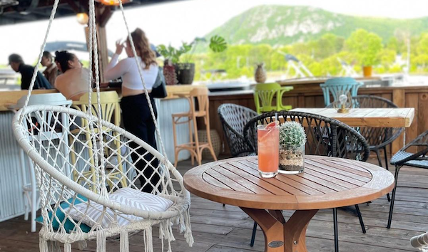 Floating bar at the Beloeil marina