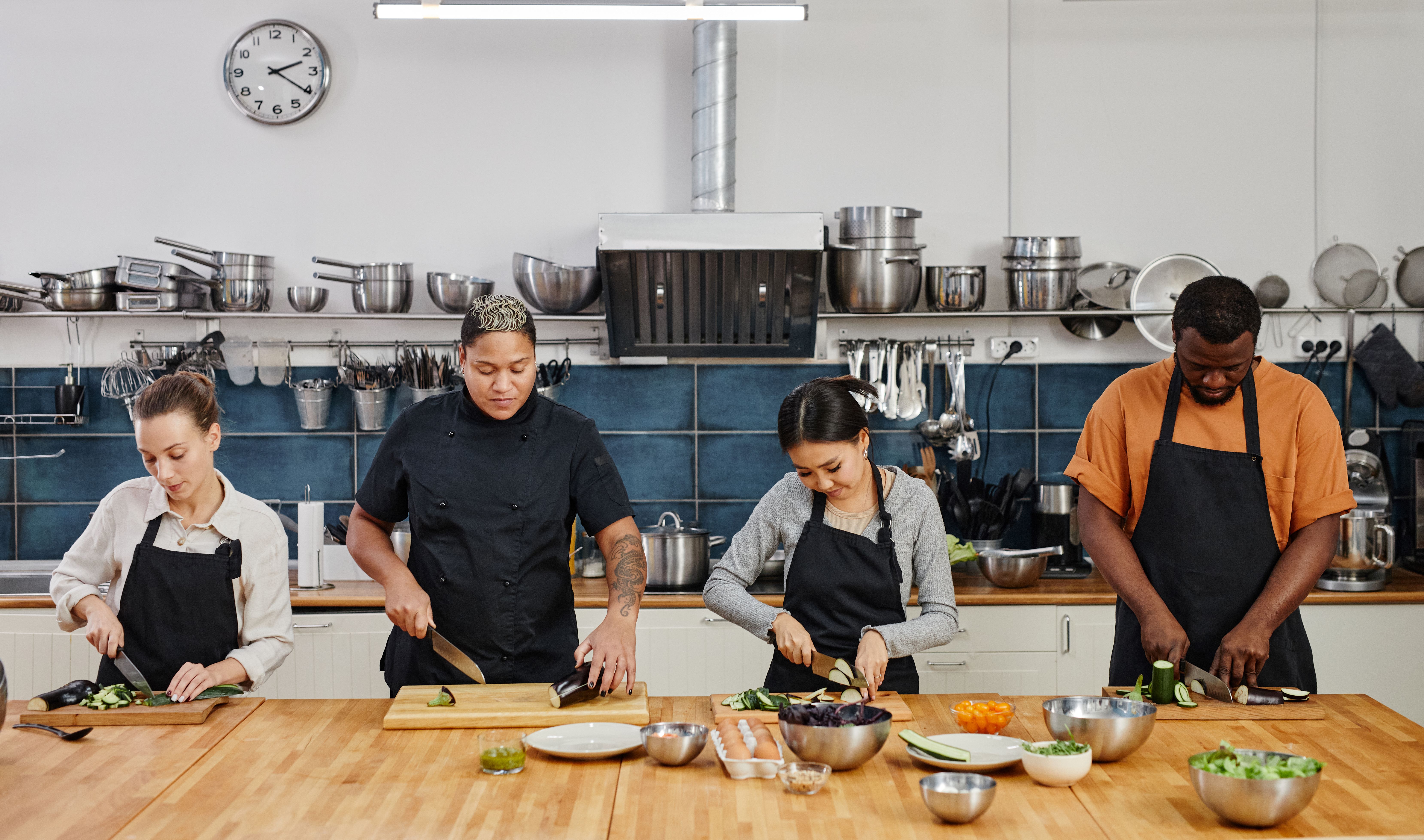 4 personnes participant à un cours de cuisine