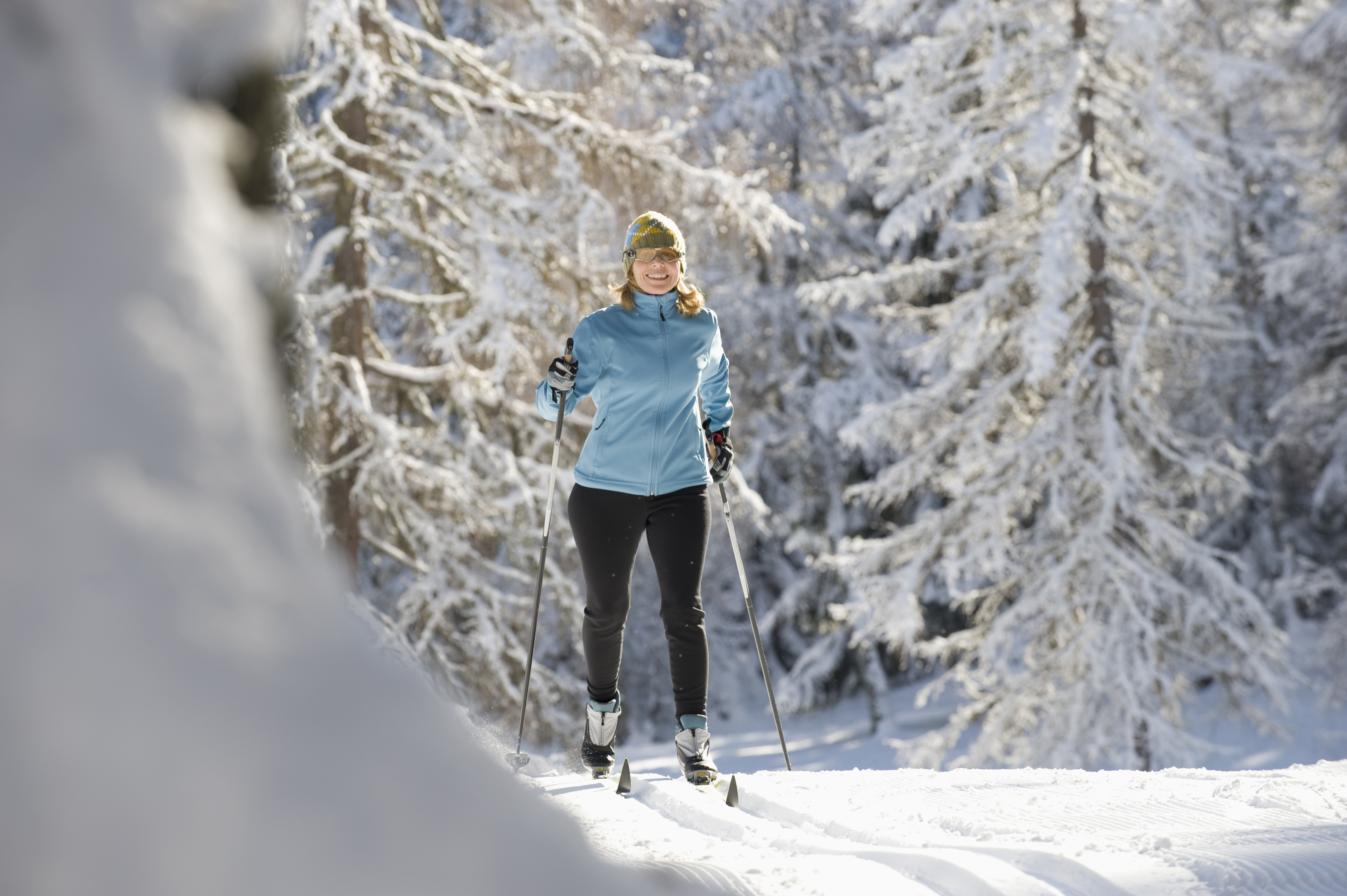 Femme en ski de fond dans la forêt