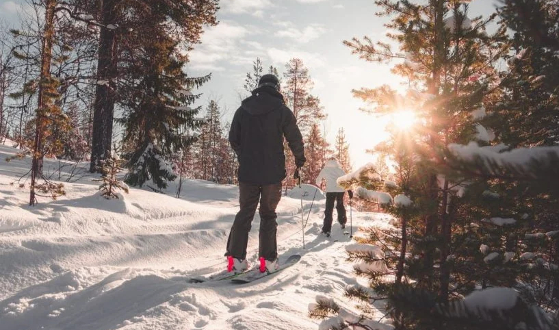 Couple en ski de fond sur la Route verte