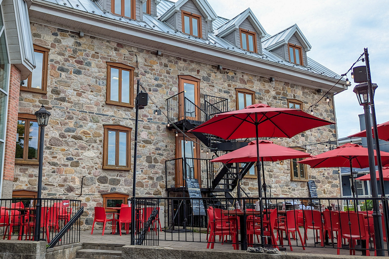 Terrasse avec vue sur la rivière Richelieu et le mont St-Hilaire