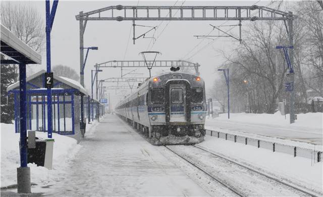 train dans la neige à une gare
