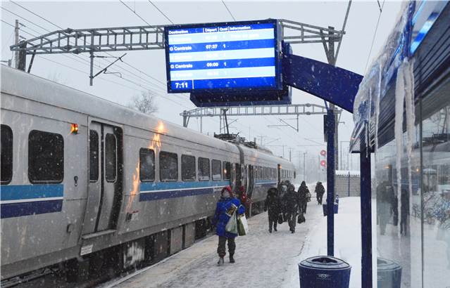 Train exo et écran d'affichage dans la neige
