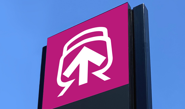 Photo du panneau avec le nouveau logo train à la gare Vaudreuil
