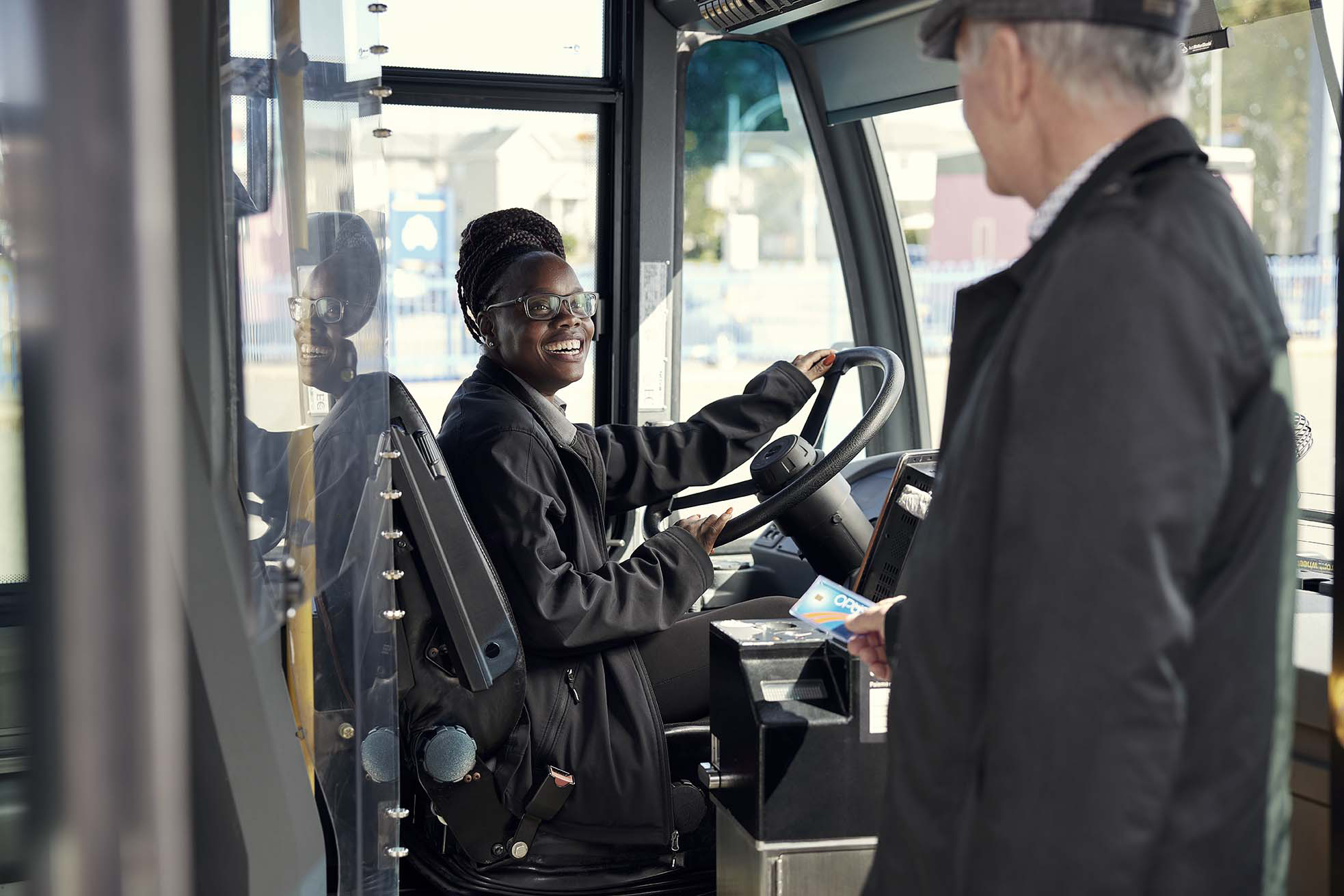 Photo d'une chauffeuse d'autobus au volant