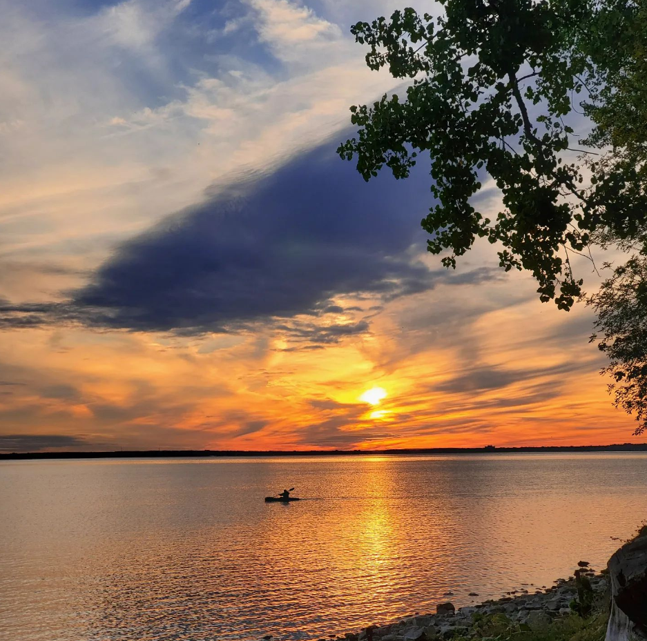 coucher de soleil sur un lac, kayak sur l'eau