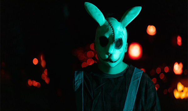 Une personne portant un masque de lapin effrayant
