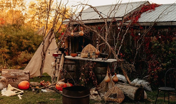 Une maison de sorcière dans les bois décorée pour l'Halloween