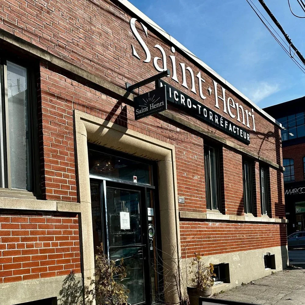 Devanture et comptoir du Café Saint-Henri