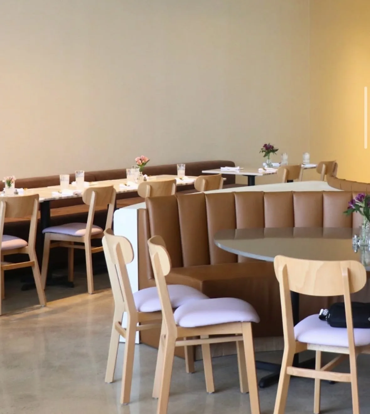 Employées sur Shinas qui s’affairent derrière le comptoir.