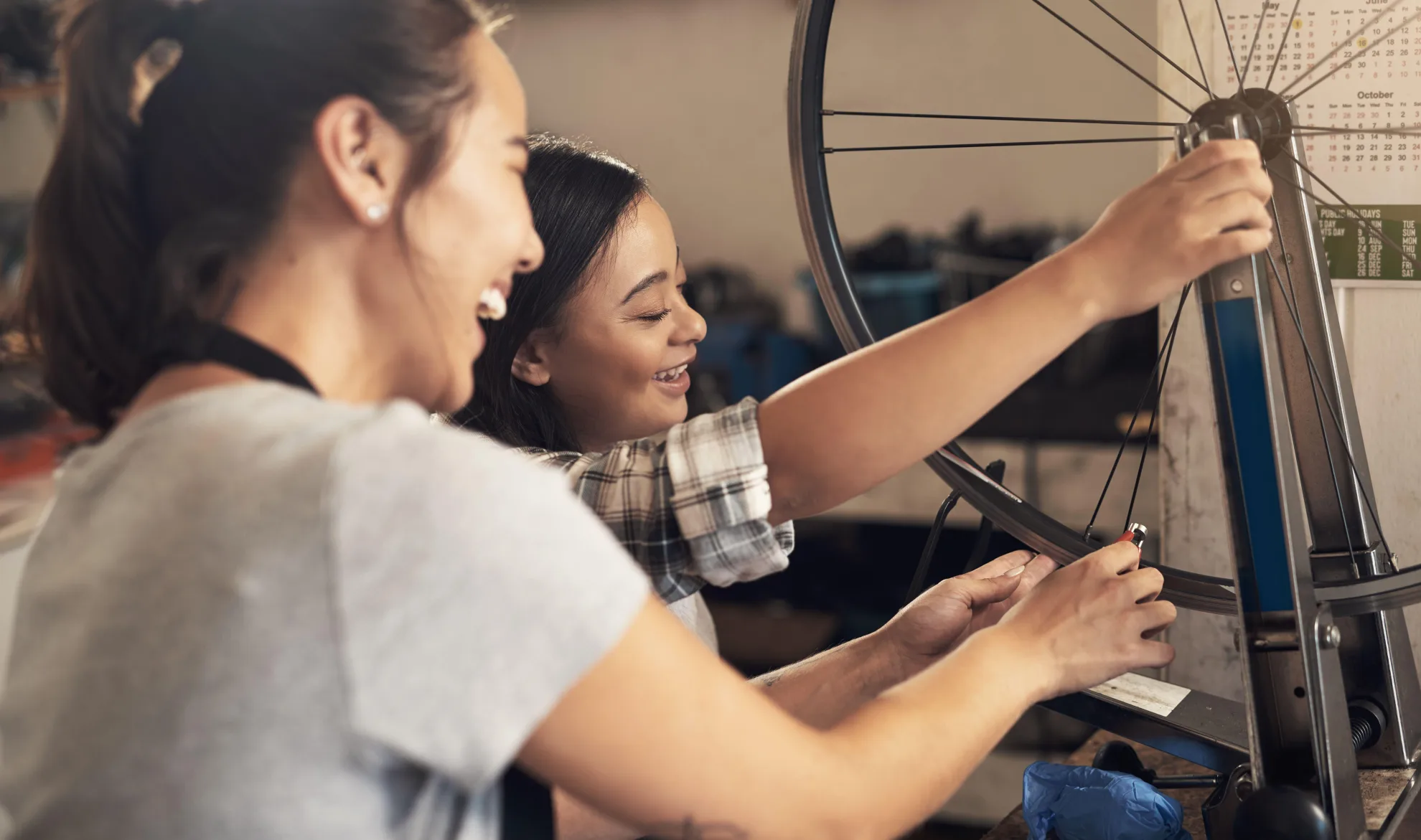 2 femmes qui réparent un vélo