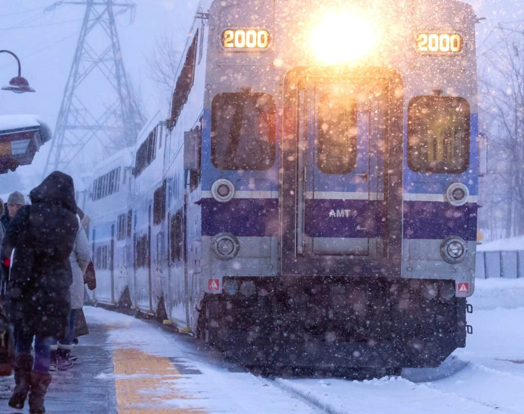 Train arrivant sous une chute de neige