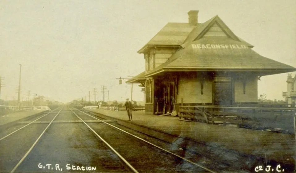 Vieille photo en noir et blanc de la gare de Beaconsfield