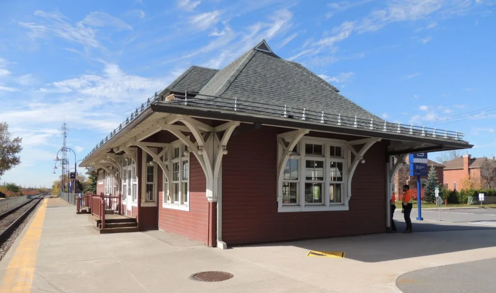 Gare de Beaconsfield de nos jours par un jour d'été ensoleillé