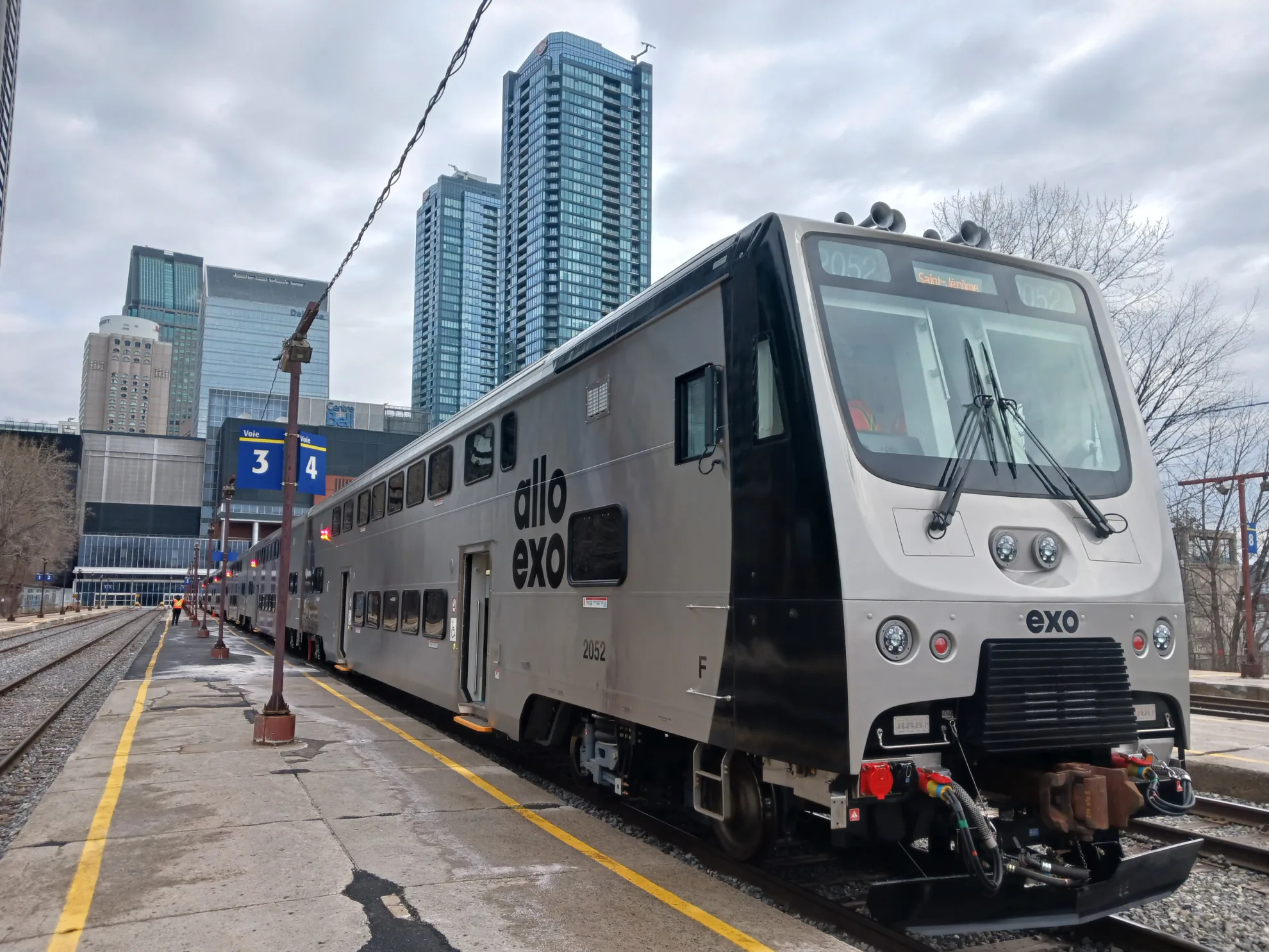 Nouvelle voiture de train stationnée à la gare Lucien-L'Allier avant les travaux en 2024
