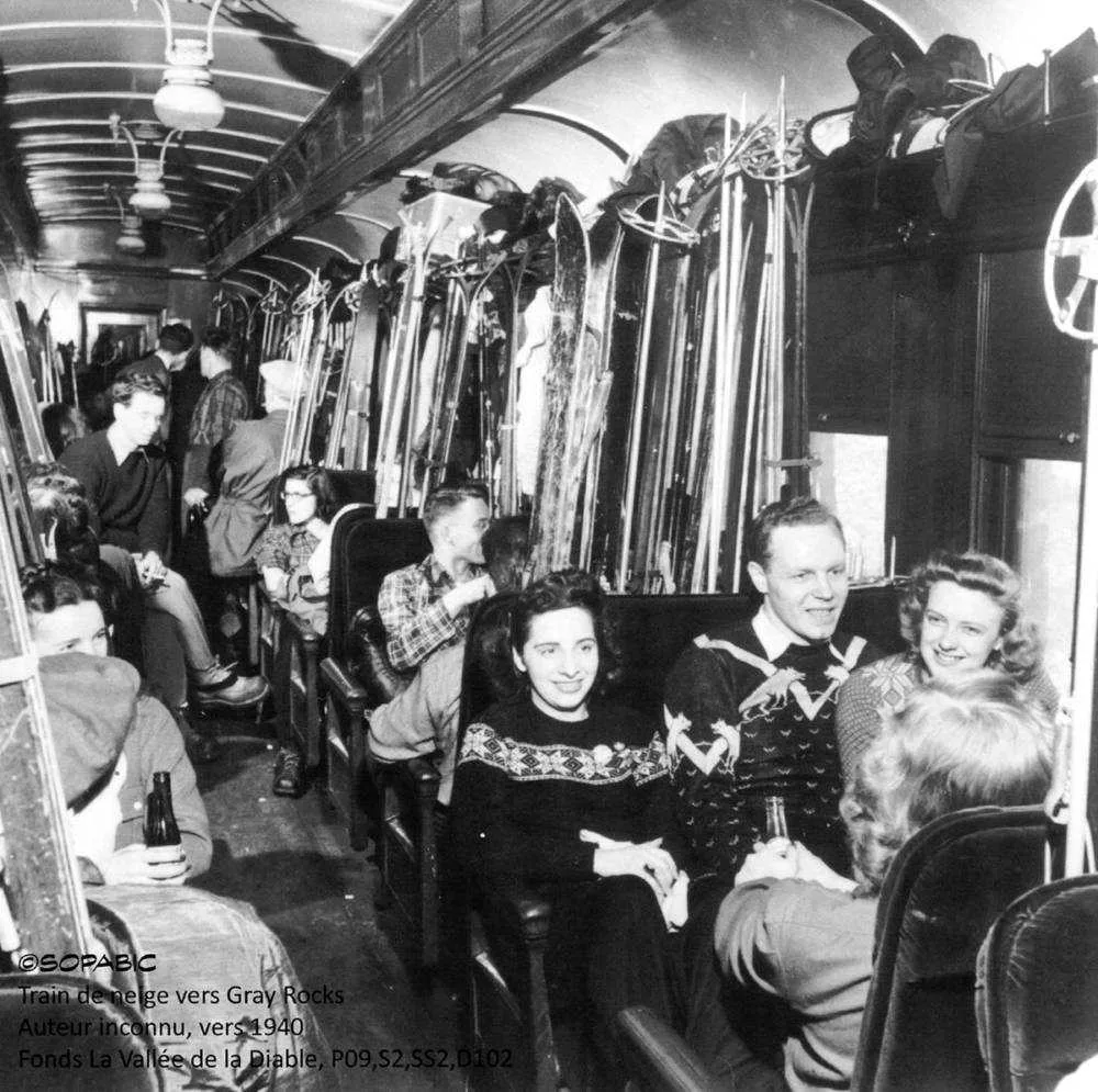Le train connait son heure de gloire entre 1930 et 1950 en amenant les nombreux skieurs dans les Pays d’en Haut.