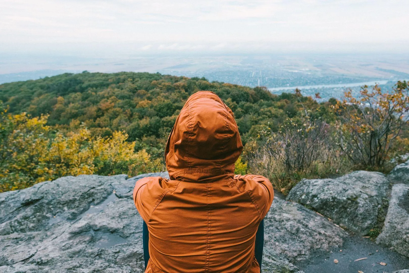 Homme au sommet du mont Saint-Hilaire