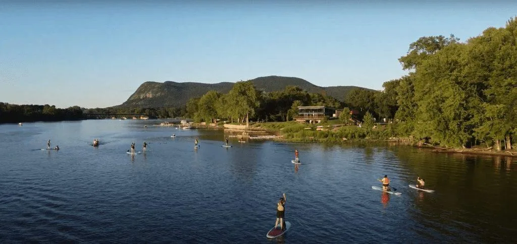 Groupe de personnes faisant de la SUP sur le Richelieu