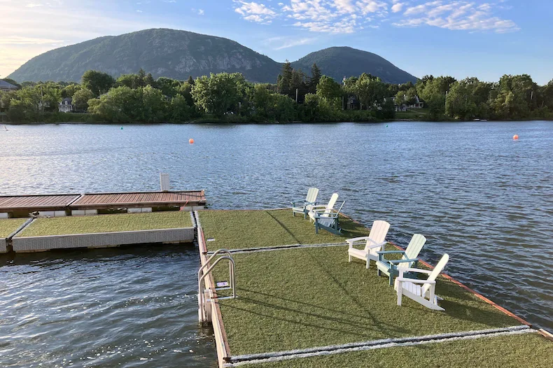 Chaises Adirondack blanches sur le quai de piscine