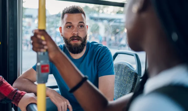Passagers qui discutent dans l’autobus