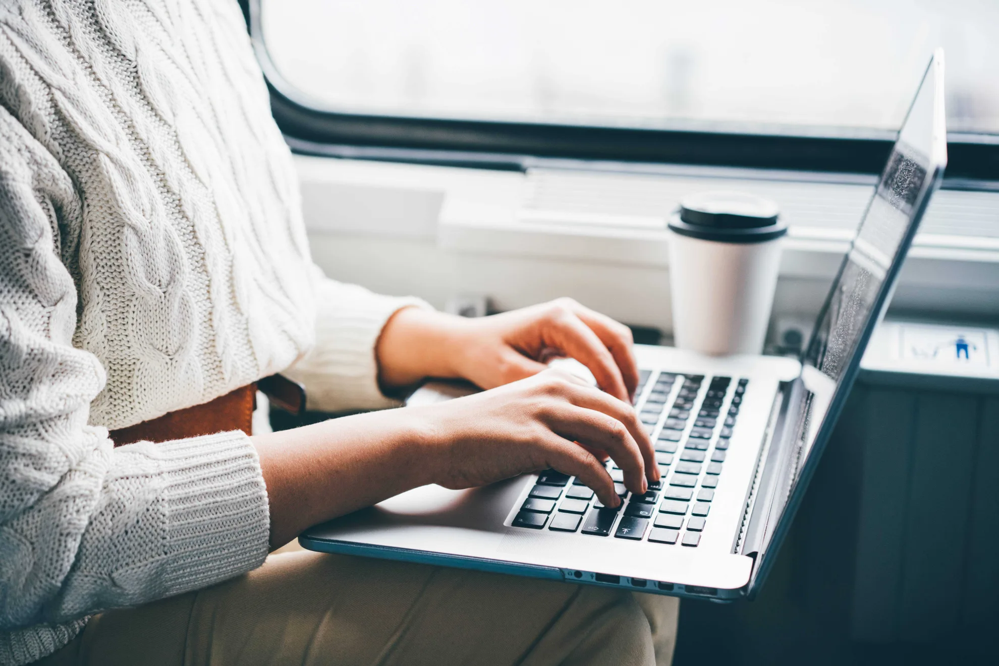 Femme travaillant sur son ordinateur portable dans le train