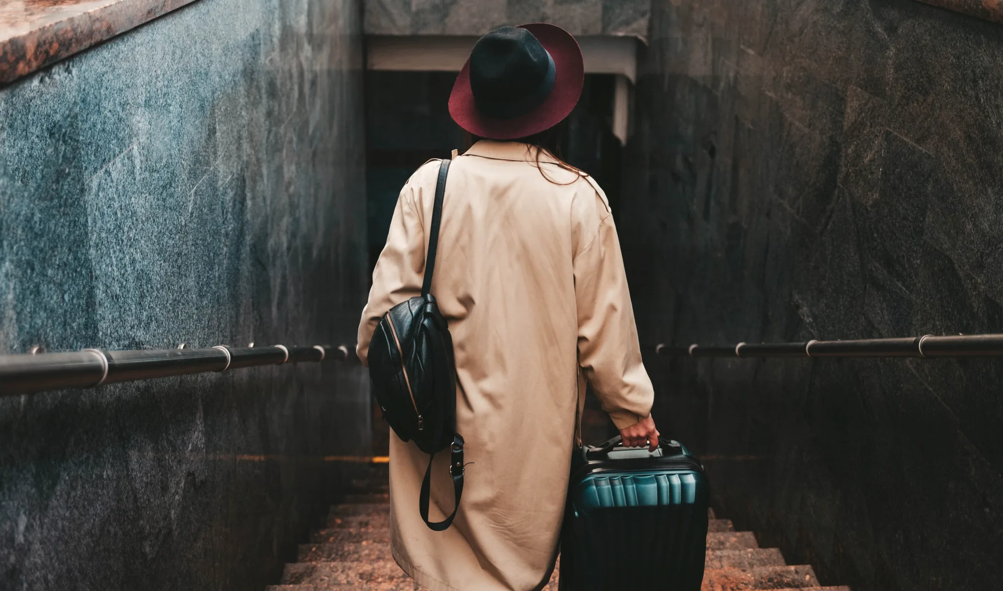 Femme qui descend les marches de la gare
