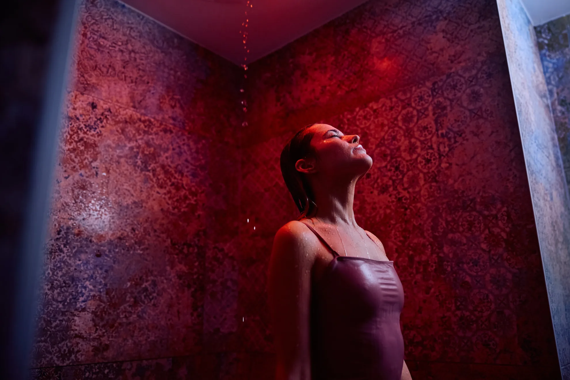 Femme dans la douche au spa