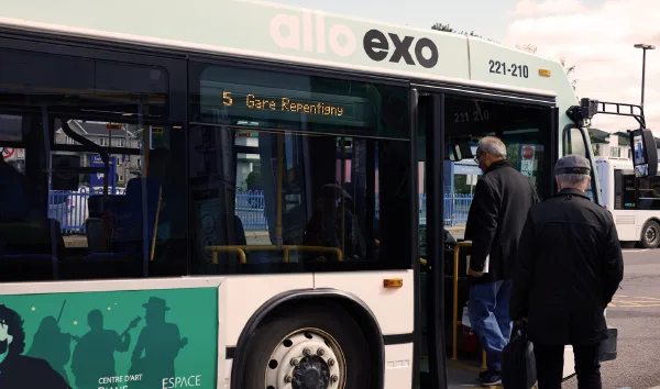 Usagers entrant dans un autobus exo