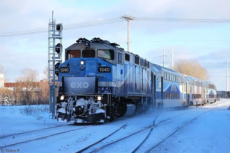 Un train par une belle journée d’hiver
