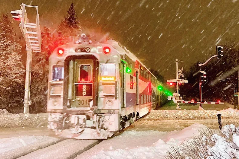 Un train dans la tempête