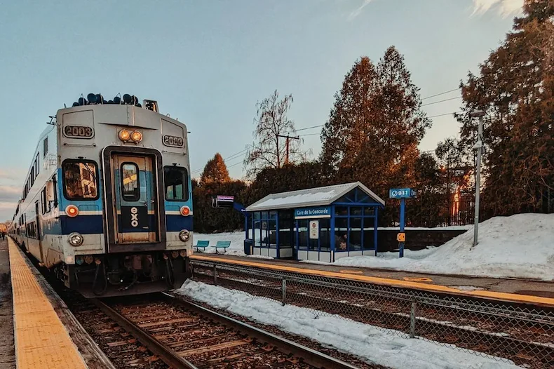 Train à la gare de la Concorde en hiver